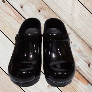 Dansko black clogs 5.5-6